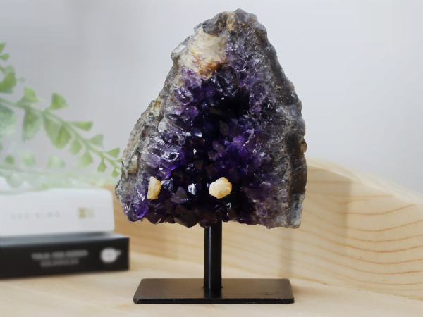 Uruguayan Amethyst Druze On Stand At Surrender To Happiness
