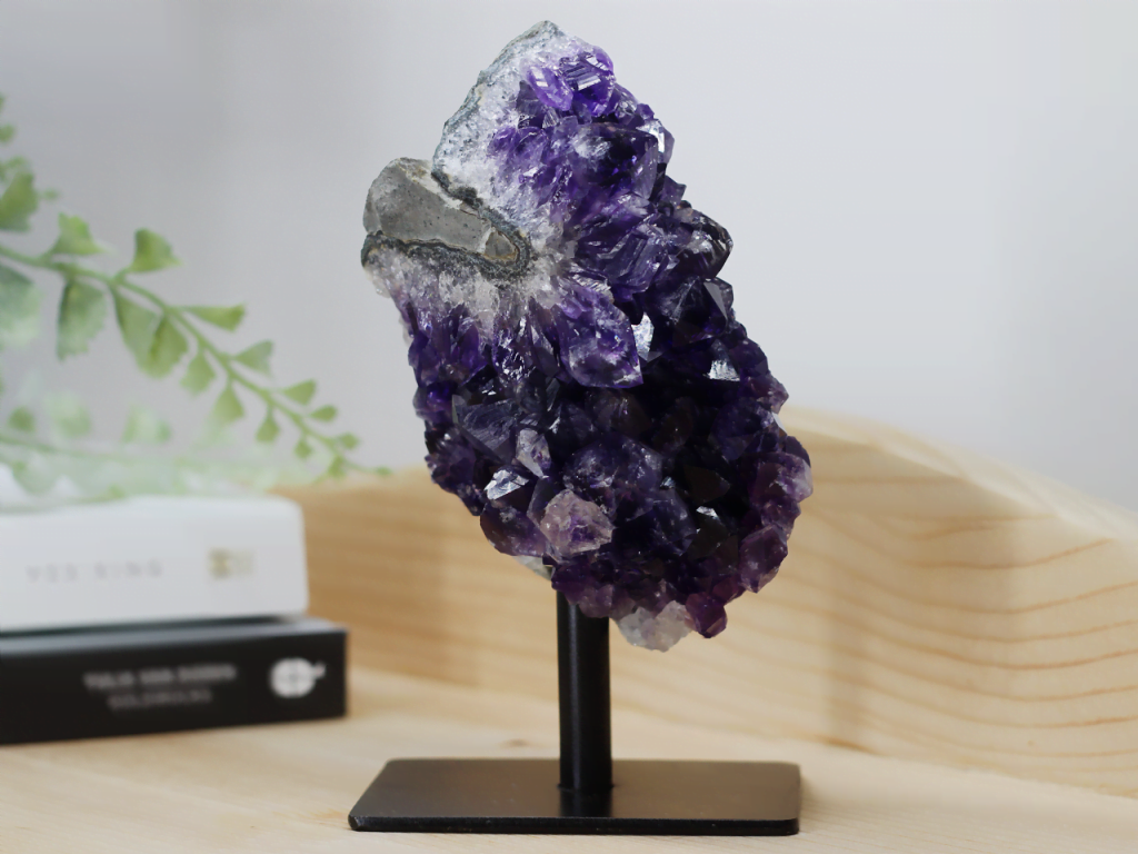 amethyst druze on stand